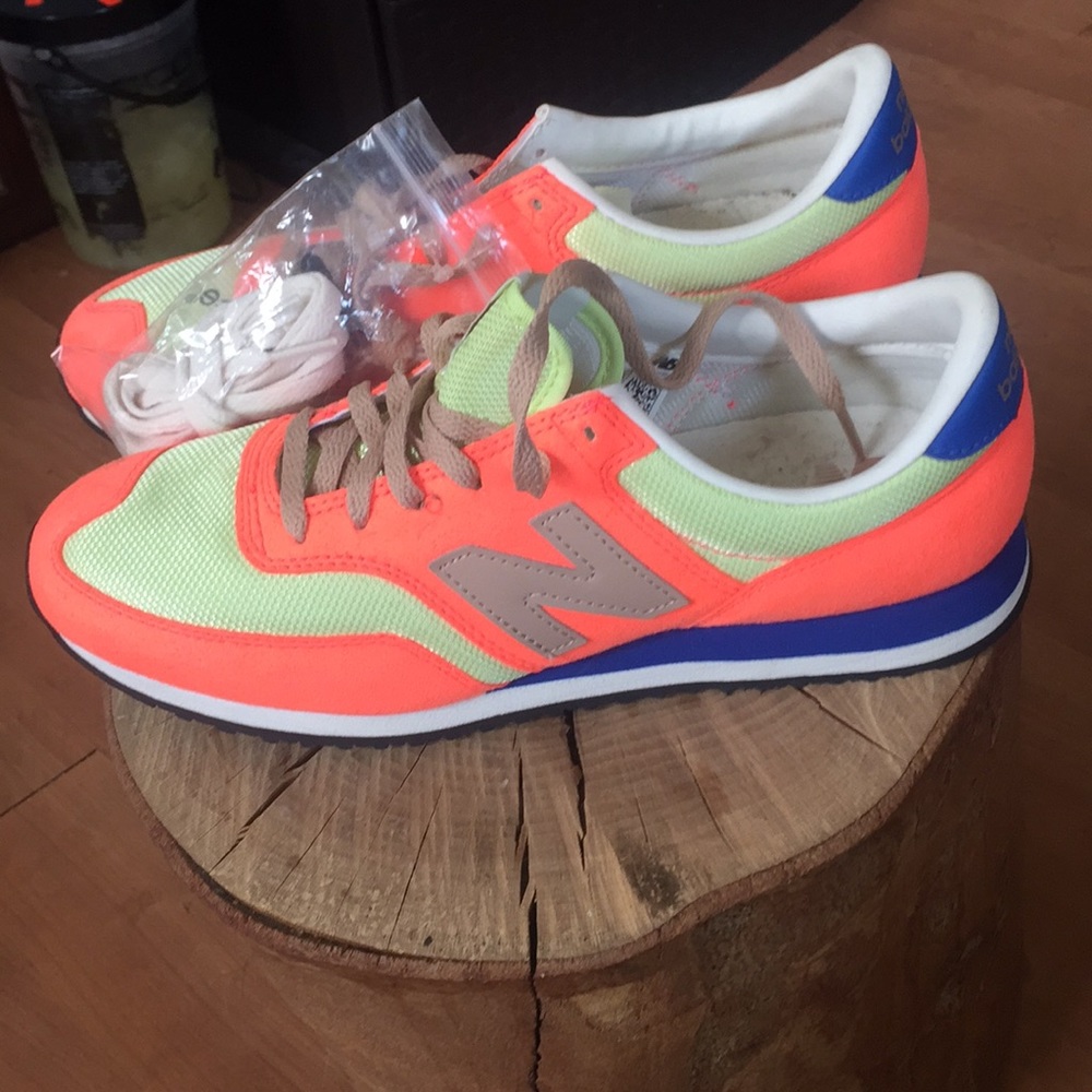 New Balance sneakers NEVER WORN !